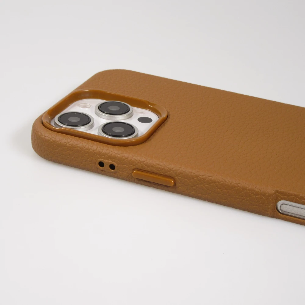 Coque iPhone 16 Pro - Effet cuir avec boutons int&eacute;gr&eacute;s et design autour de la cam&eacute;ra - Brun