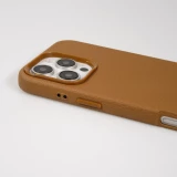 Coque iPhone 16 Pro - Effet cuir avec boutons int&eacute;gr&eacute;s et design autour de la cam&eacute;ra - Brun