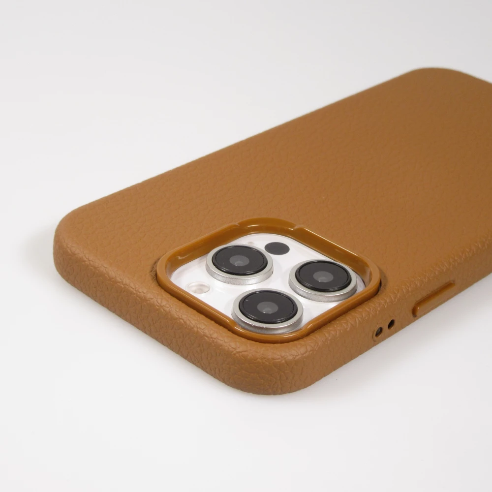Coque iPhone 16 Pro - Effet cuir avec boutons int&eacute;gr&eacute;s et design autour de la cam&eacute;ra - Brun