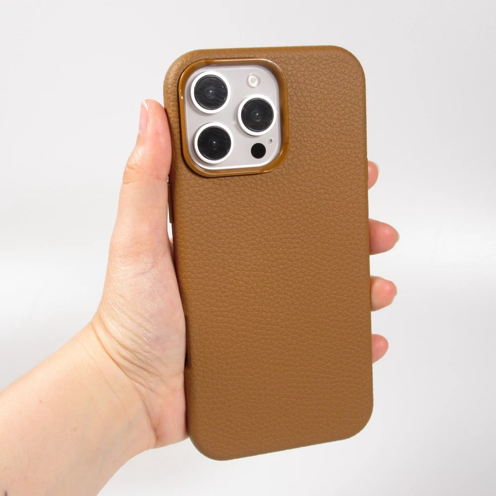 Coque iPhone 16 Pro - Effet cuir avec boutons int&eacute;gr&eacute;s et design autour de la cam&eacute;ra - Brun