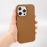 Coque iPhone 16 Pro - Effet cuir avec boutons int&eacute;gr&eacute;s et design autour de la cam&eacute;ra - Brun