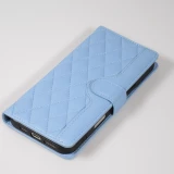 Coque iPhone 16 Pro - Flip matelass&eacute; &eacute;l&eacute;gant avec fermeture magn&eacute;tique et lani&egrave;re et emplacements pour cartes - Bleu
