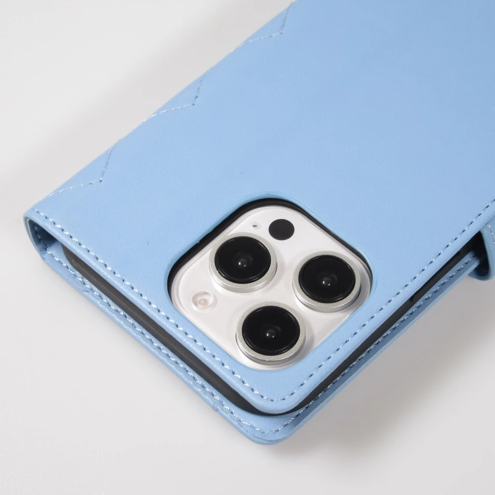 Coque iPhone 16 Pro - Flip matelass&eacute; &eacute;l&eacute;gant avec fermeture magn&eacute;tique et lani&egrave;re et emplacements pour cartes - Bleu