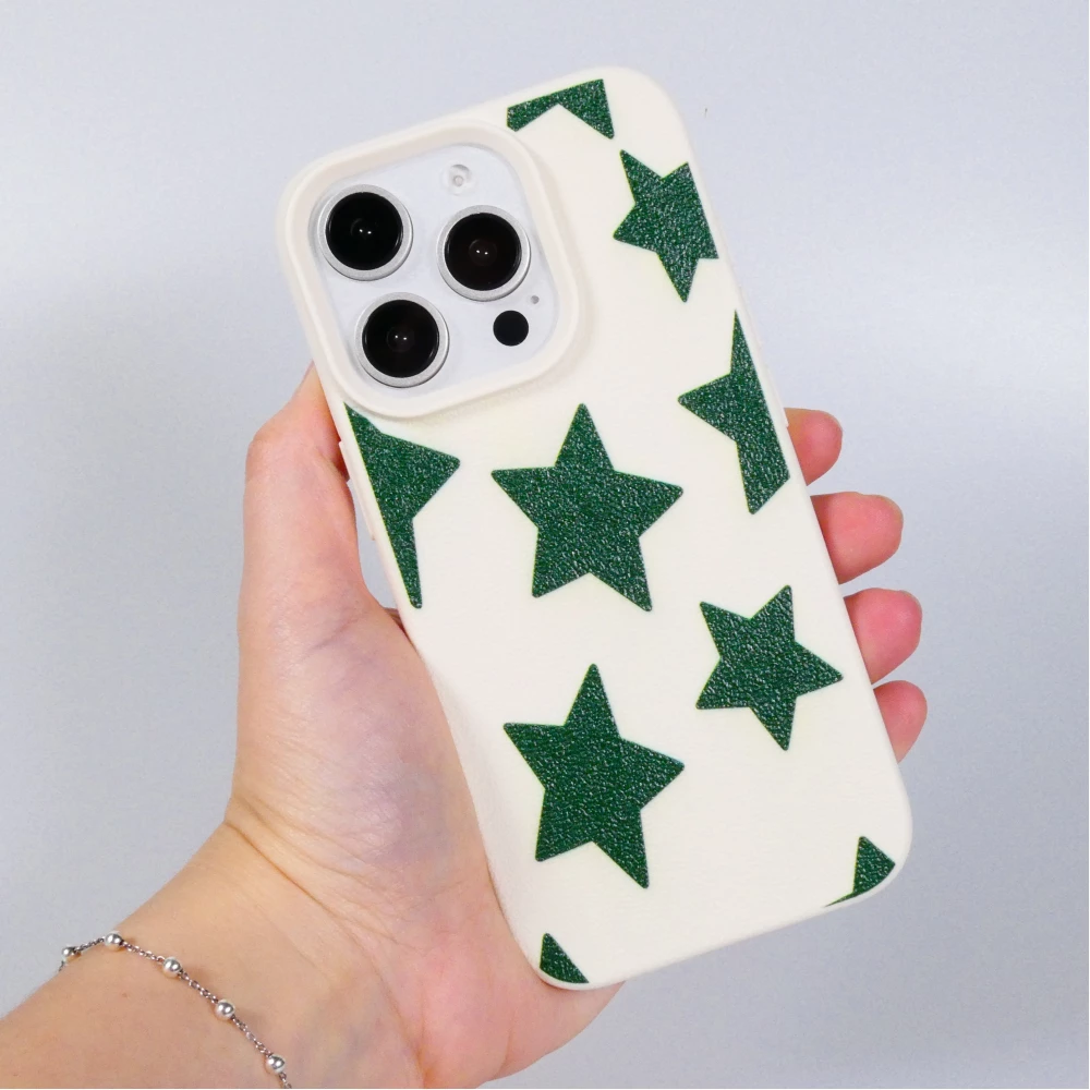 Coque iPhone 16 Pro Max - Lucky stars en silicone effet cuir texturé avec étoiles vertes en relief - Vanille