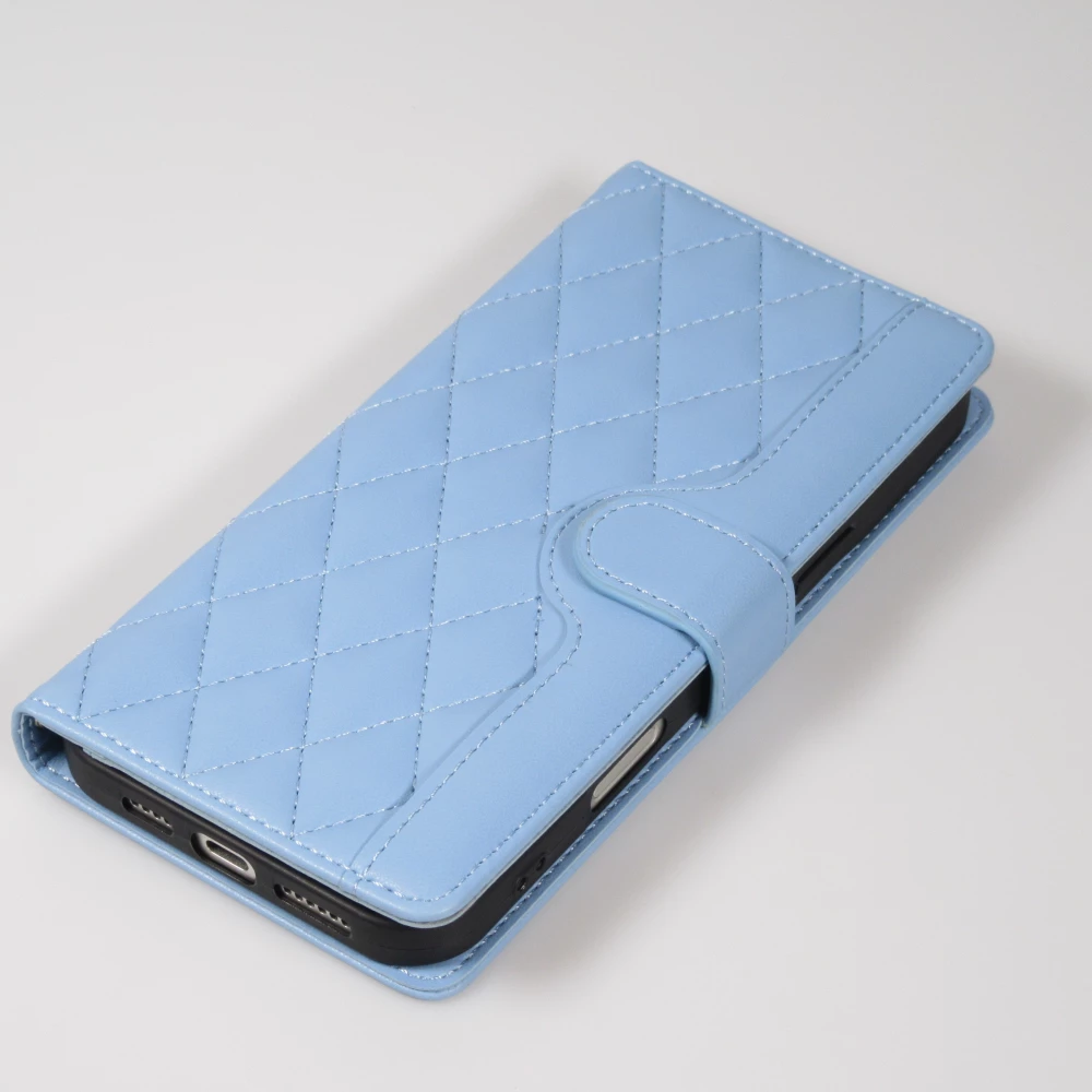 Coque iPhone 16 Pro Max - Flip matelass&eacute; &eacute;l&eacute;gant avec fermeture magn&eacute;tique et lani&egrave;re et emplacements pour cartes - Bleu