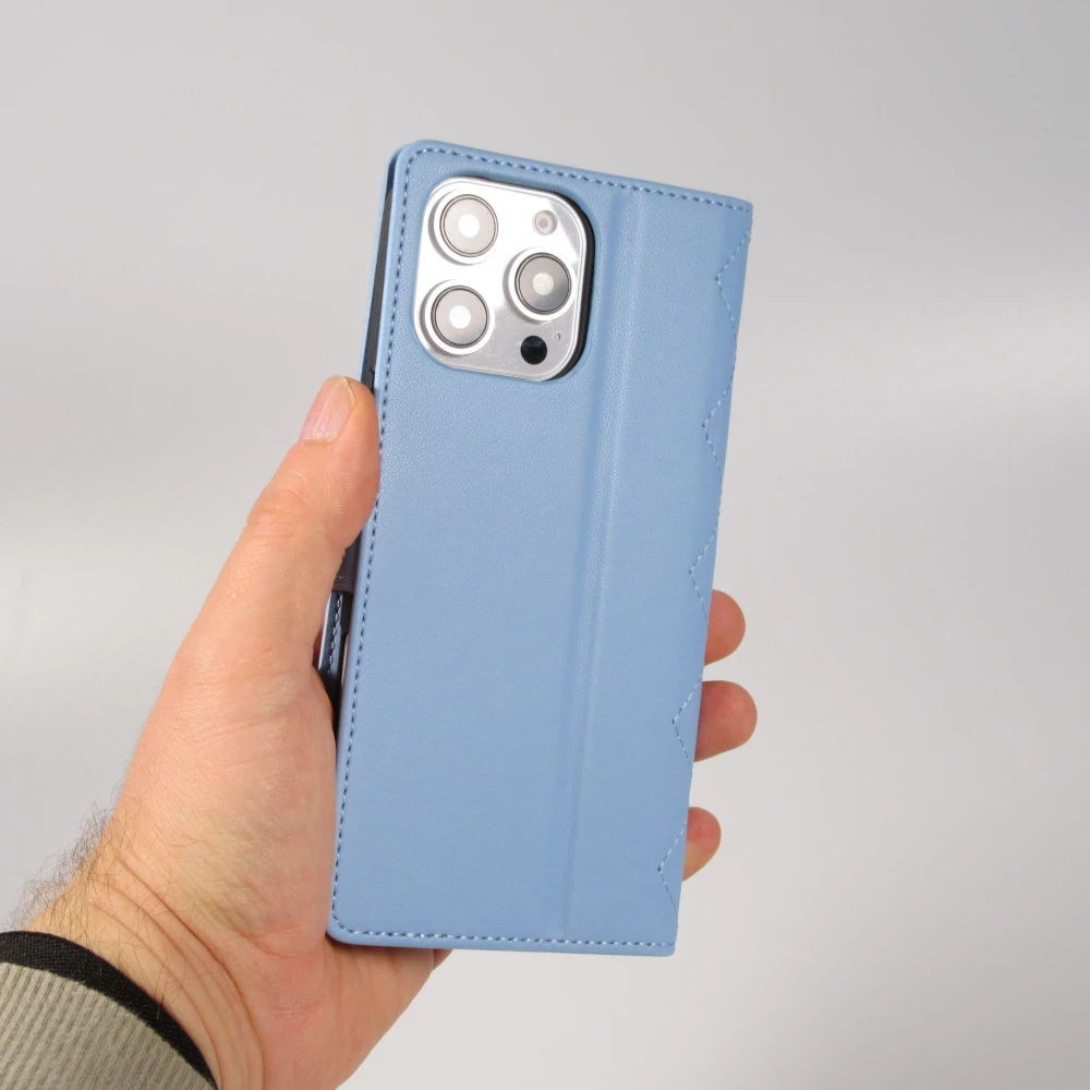 Coque iPhone 16 Pro Max - Flip matelass&eacute; &eacute;l&eacute;gant avec fermeture magn&eacute;tique et lani&egrave;re et emplacements pour cartes - Bleu