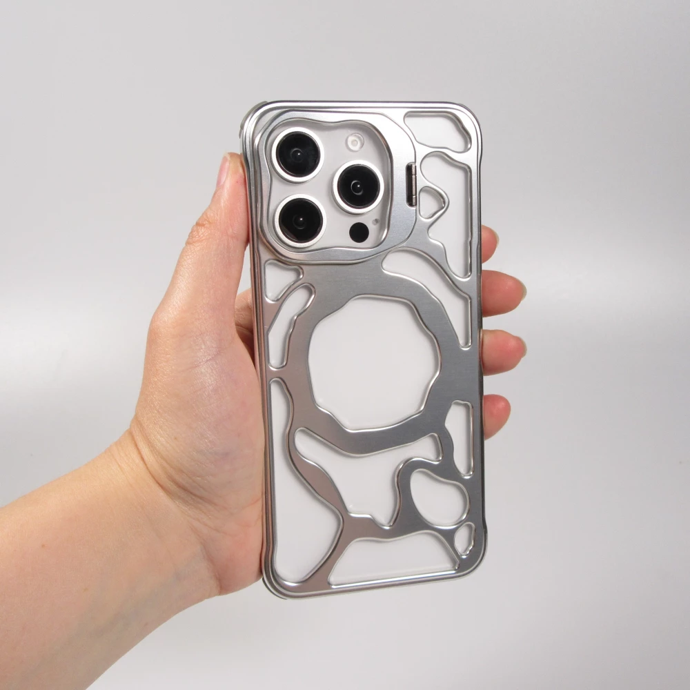 Coque iPhone 16 Pro Max - Motifs organiques Argent&eacute;es et support cam&eacute;ra int&eacute;gr&eacute; - Argent