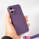 Coque iPhone 16 - Silicone Soft Touch MagSafe avec vagues et lani&egrave;re - Violet