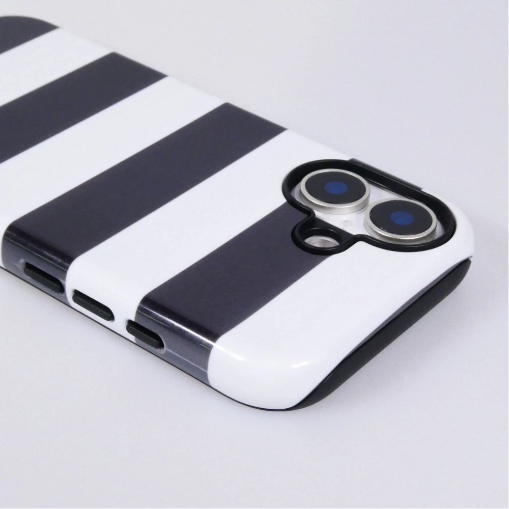 Coque iPhone 17 - Bold stripes à rayures noires et blanches double protection avec intérieur en silicone et extérieur en plastique rigide - Noir
