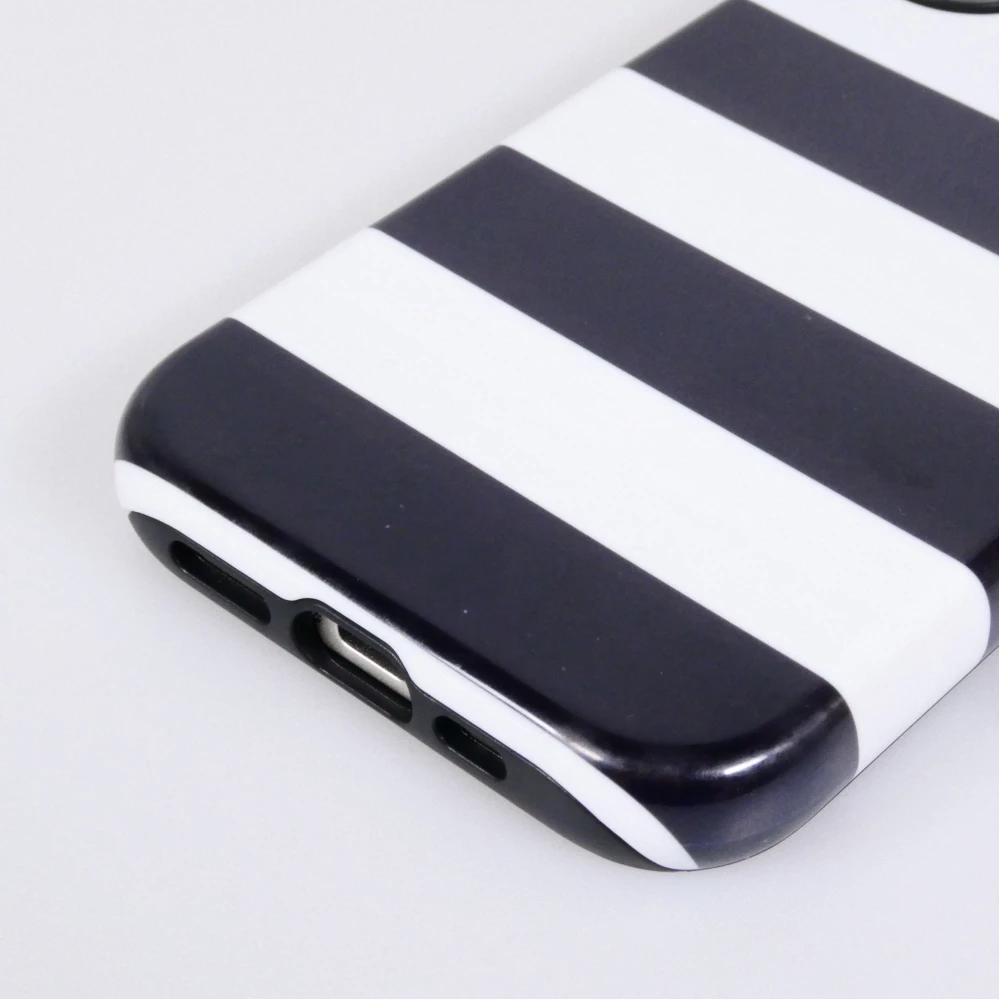 Coque iPhone 17 - Bold stripes à rayures noires et blanches double protection avec intérieur en silicone et extérieur en plastique rigide - Noir