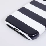 Coque iPhone 17 - Bold stripes à rayures noires et blanches double protection avec intérieur en silicone et extérieur en plastique rigide - Noir