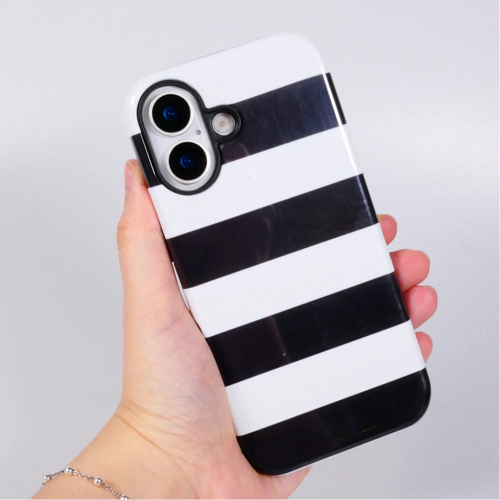 Coque iPhone 17 - Bold stripes à rayures noires et blanches double protection avec intérieur en silicone et extérieur en plastique rigide - Noir