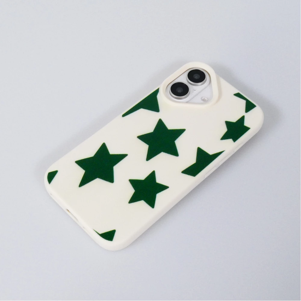 Coque iPhone 16 - Lucky stars en silicone effet cuir texturé avec étoiles vertes en relief - Vanille