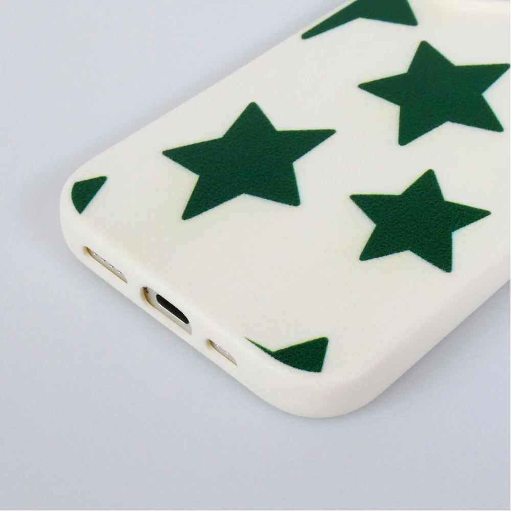 Coque iPhone 16 - Lucky stars en silicone effet cuir texturé avec étoiles vertes en relief - Vanille