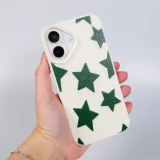 Coque iPhone 16 - Lucky stars en silicone effet cuir texturé avec étoiles vertes en relief - Vanille
