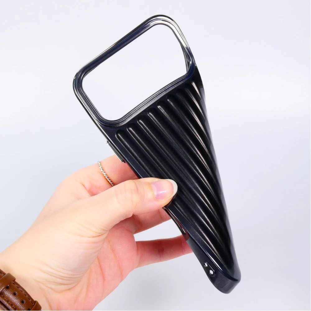 iPhone 17 Pro Case H&uuml;lle - Weiches Material mit 3D-Rillen Stylisch & lichtreflektierend - Schwarz