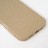 Coque iPhone 17 - Relief ondul&eacute; en silicone souple style original et minimaliste - Brun