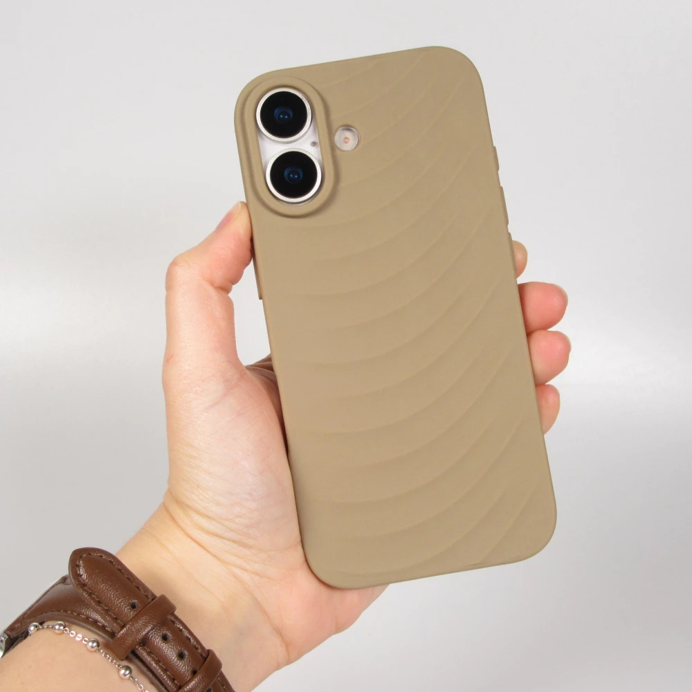 Coque iPhone 17 - Relief ondul&eacute; en silicone souple style original et minimaliste - Brun