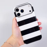 Coque iPhone 18 Pro Max / 17 Pro Max - Bold stripes à rayures noires et blanches double protection avec intérieur en silicone et extérieur en plastique rigide - Noir