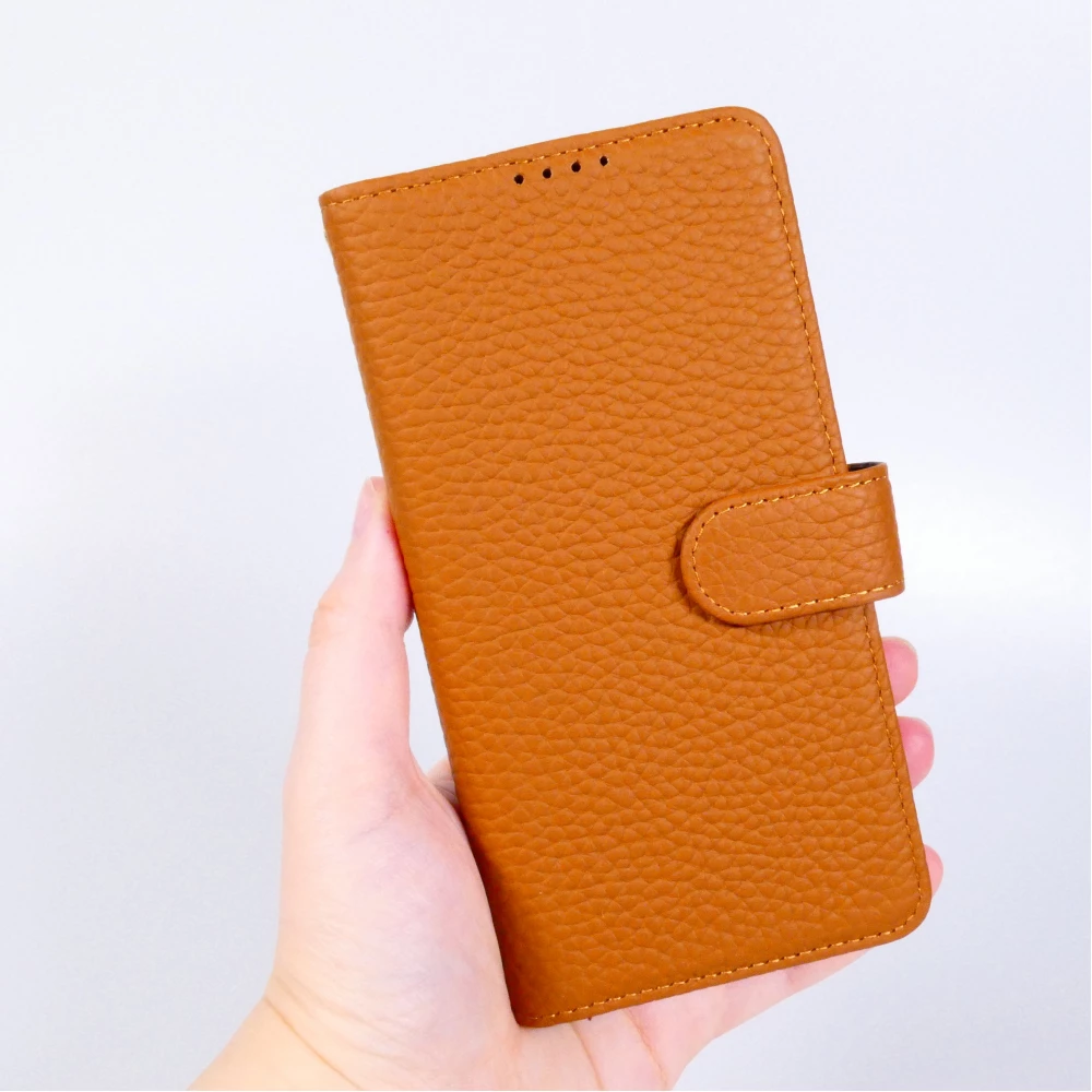 Coque iPhone 18 Pro / 17 Pro - Leather Prestige en cuir véritable avec porte-cartes fermeture magnétique et support intégré - Brun