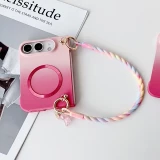 Coque iPhone Duo - Candy Twist magn&eacute;tique avec dragonne tress&eacute;e multicolore et protection antichoc - Rose