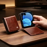Coque Samsung Galaxy Z Flip8 - Flip Qialino classique cuir v&eacute;ritable avec fermeture magn&eacute;tique - Brun