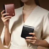 Coque Samsung Galaxy Z Flip8 - Flip Qialino classique cuir v&eacute;ritable avec fermeture magn&eacute;tique - Brun