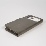 Etui cuir iPhone 17 Pro - Flip Wallet en cuir véritable avec stripe design et compartiment à cartes - Gris