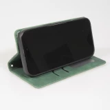 Etui cuir iPhone 17 Pro - Flip Wallet vintage avec fermeture aimantée et compartiment cartes - Vert foncé