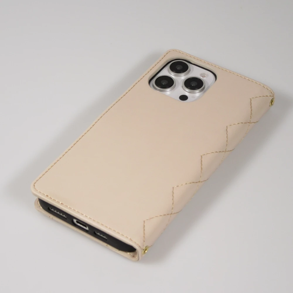 Fourre iPhone 16 Pro - Flip matelass&eacute; &eacute;l&eacute;gant avec fermeture magn&eacute;tique et lani&egrave;re et emplacements pour cartes - Beige
