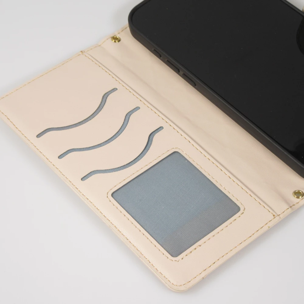 Fourre iPhone 16 Pro - Flip matelass&eacute; &eacute;l&eacute;gant avec fermeture magn&eacute;tique et lani&egrave;re et emplacements pour cartes - Beige