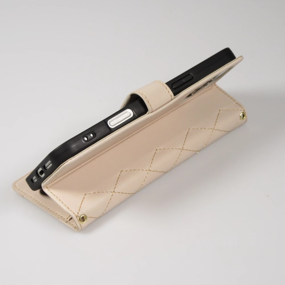 Fourre iPhone 16 Pro - Flip matelass&eacute; &eacute;l&eacute;gant avec fermeture magn&eacute;tique et lani&egrave;re et emplacements pour cartes - Beige
