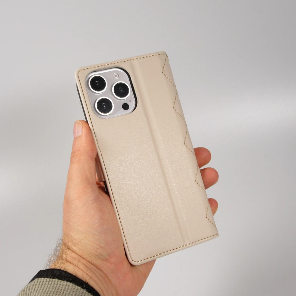 Fourre iPhone 16 Pro - Flip matelass&eacute; &eacute;l&eacute;gant avec fermeture magn&eacute;tique et lani&egrave;re et emplacements pour cartes - Beige