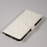 Fourre iPhone 16 Pro - Flip matelass&eacute; &eacute;l&eacute;gant avec fermeture magn&eacute;tique et lani&egrave;re et emplacements pour cartes - Blanc