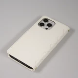 Fourre iPhone 16 Pro - Flip matelass&eacute; &eacute;l&eacute;gant avec fermeture magn&eacute;tique et lani&egrave;re et emplacements pour cartes - Blanc