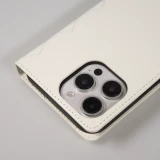 Fourre iPhone 16 Pro - Flip matelass&eacute; &eacute;l&eacute;gant avec fermeture magn&eacute;tique et lani&egrave;re et emplacements pour cartes - Blanc