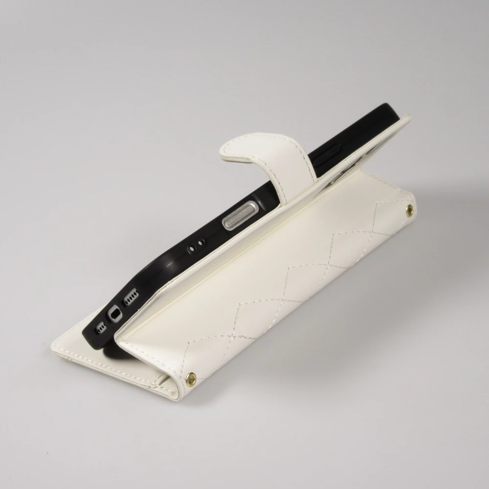 Fourre iPhone 16 Pro - Flip matelass&eacute; &eacute;l&eacute;gant avec fermeture magn&eacute;tique et lani&egrave;re et emplacements pour cartes - Blanc
