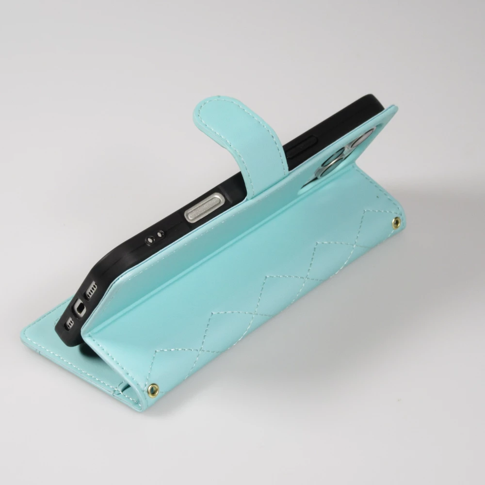 Fourre iPhone 16 Pro - Flip matelass&eacute; &eacute;l&eacute;gant avec fermeture magn&eacute;tique et lani&egrave;re et emplacements pour cartes - Turquoise