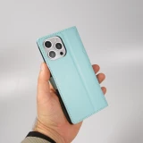 Fourre iPhone 16 Pro - Flip matelass&eacute; &eacute;l&eacute;gant avec fermeture magn&eacute;tique et lani&egrave;re et emplacements pour cartes - Turquoise
