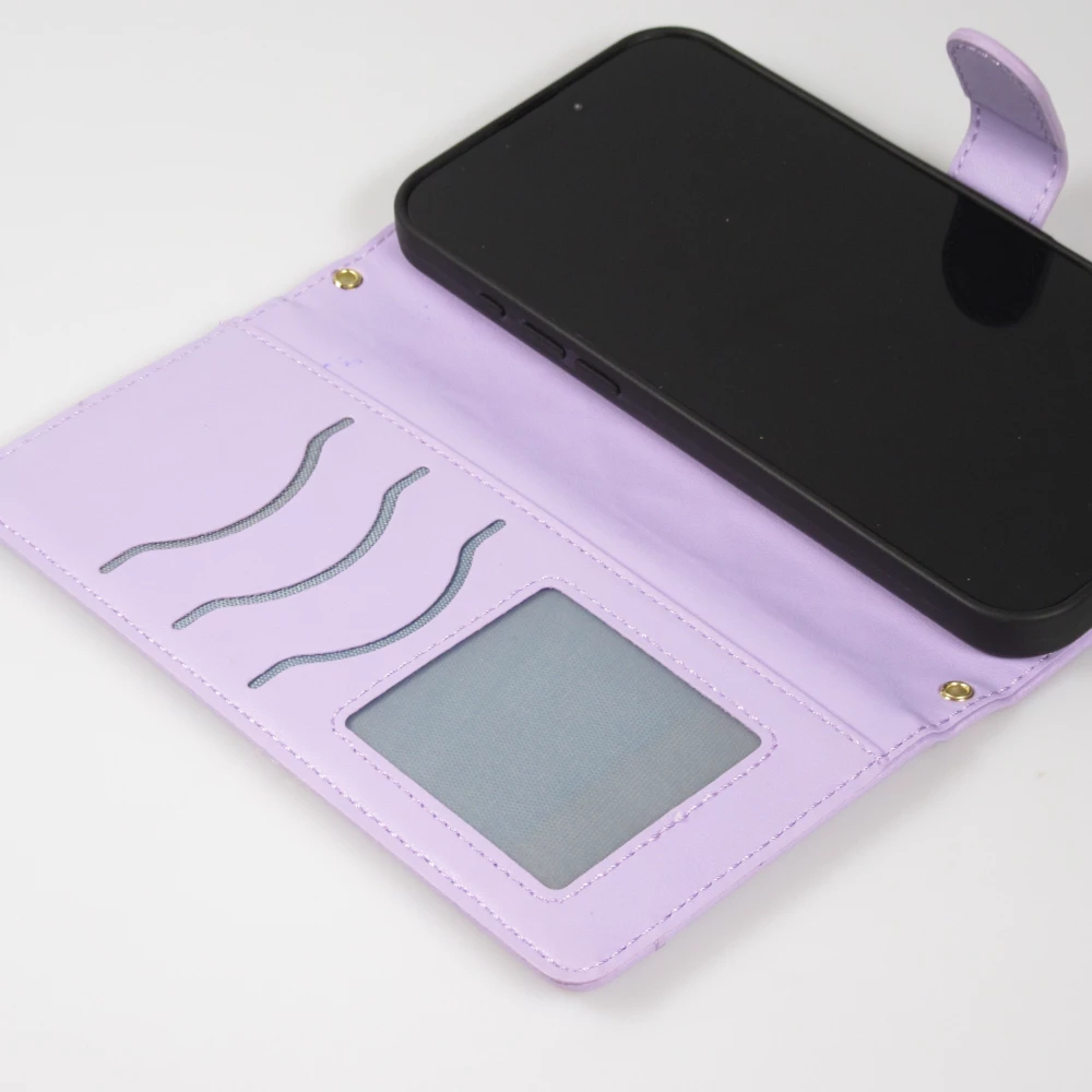 Fourre iPhone 16 Pro - Flip matelass&eacute; &eacute;l&eacute;gant avec fermeture magn&eacute;tique et lani&egrave;re et emplacements pour cartes - Violet clair
