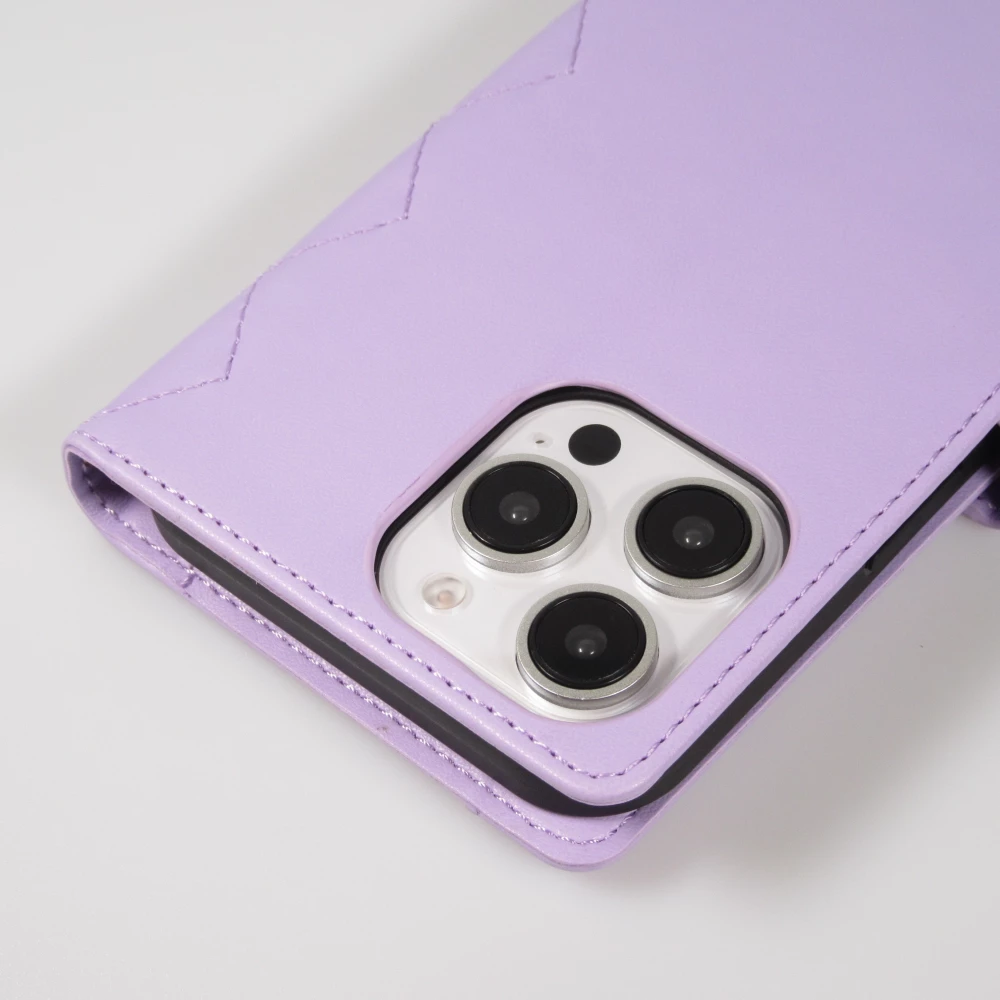 Fourre iPhone 16 Pro - Flip matelass&eacute; &eacute;l&eacute;gant avec fermeture magn&eacute;tique et lani&egrave;re et emplacements pour cartes - Violet clair