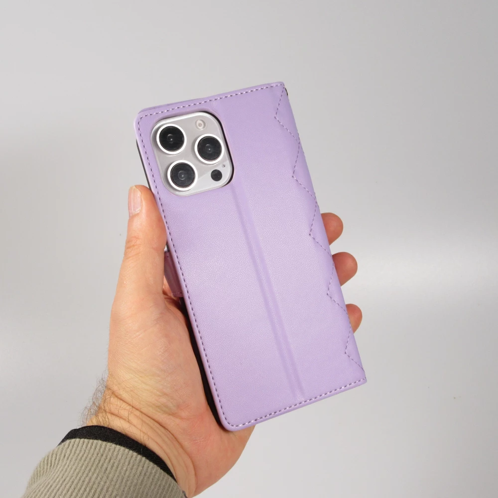 Fourre iPhone 16 Pro - Flip matelass&eacute; &eacute;l&eacute;gant avec fermeture magn&eacute;tique et lani&egrave;re et emplacements pour cartes - Violet clair