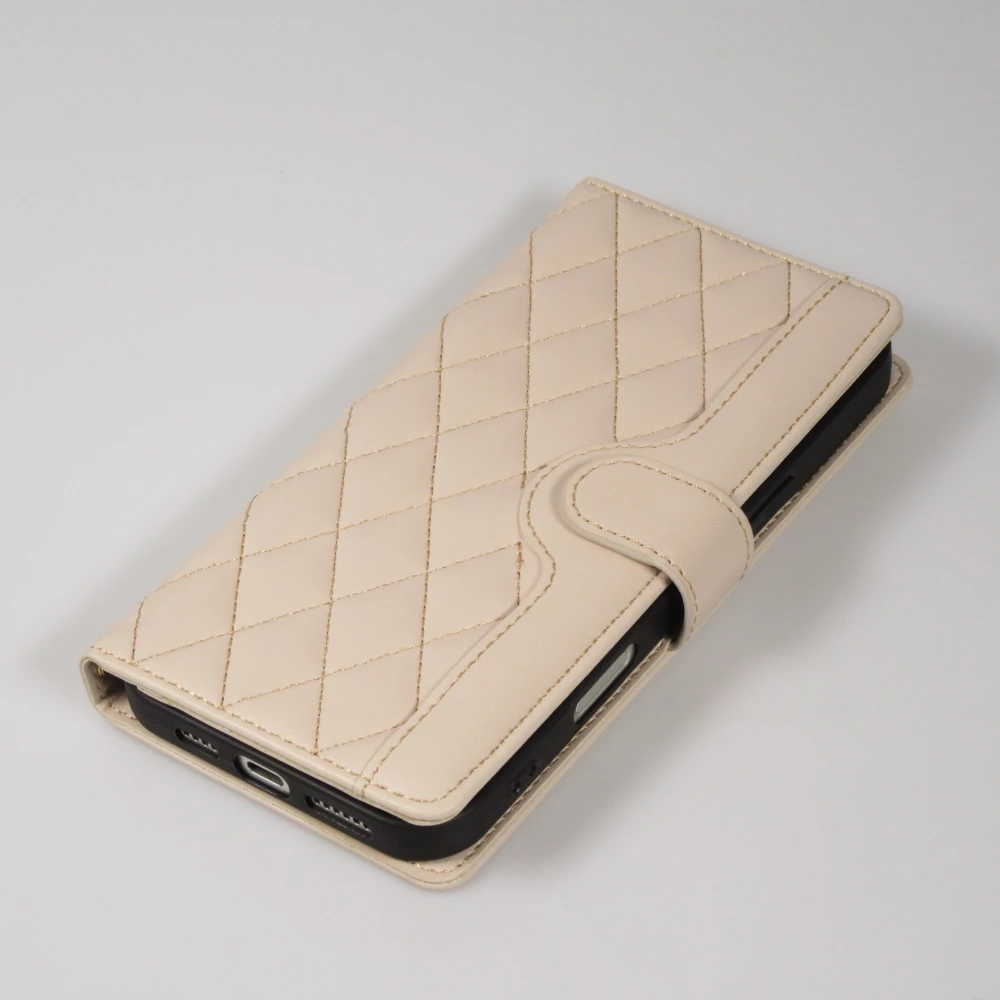 Fourre iPhone 16 Pro Max - Flip matelass&eacute; &eacute;l&eacute;gant avec fermeture magn&eacute;tique et lani&egrave;re et emplacements pour cartes - Beige
