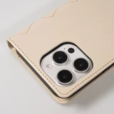 Fourre iPhone 16 Pro Max - Flip matelass&eacute; &eacute;l&eacute;gant avec fermeture magn&eacute;tique et lani&egrave;re et emplacements pour cartes - Beige