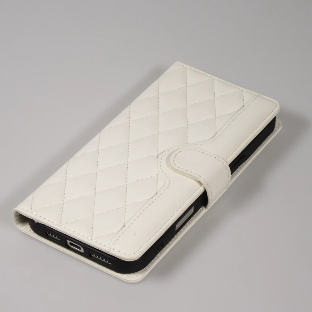 Fourre iPhone 16 Pro Max - Flip matelass&eacute; &eacute;l&eacute;gant avec fermeture magn&eacute;tique et lani&egrave;re et emplacements pour cartes - Blanc
