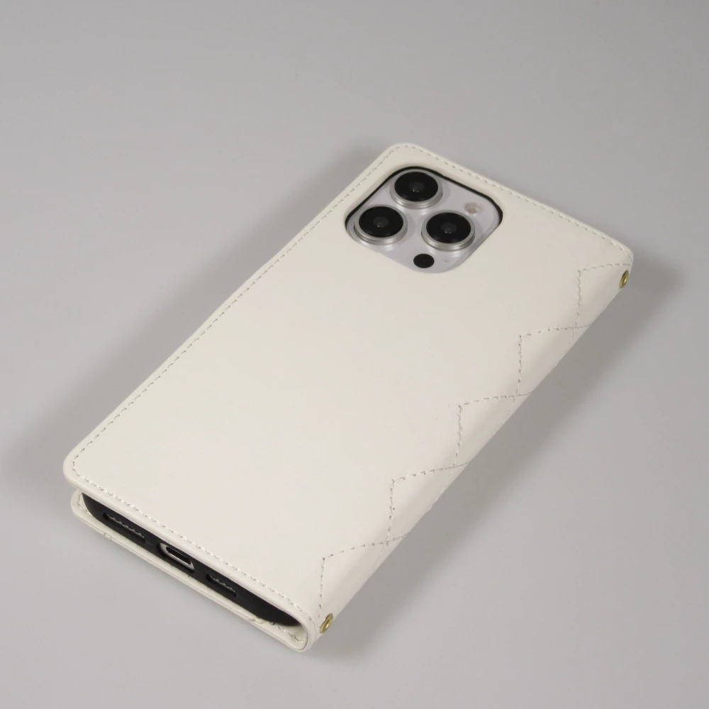 Fourre iPhone 16 Pro Max - Flip matelass&eacute; &eacute;l&eacute;gant avec fermeture magn&eacute;tique et lani&egrave;re et emplacements pour cartes - Blanc