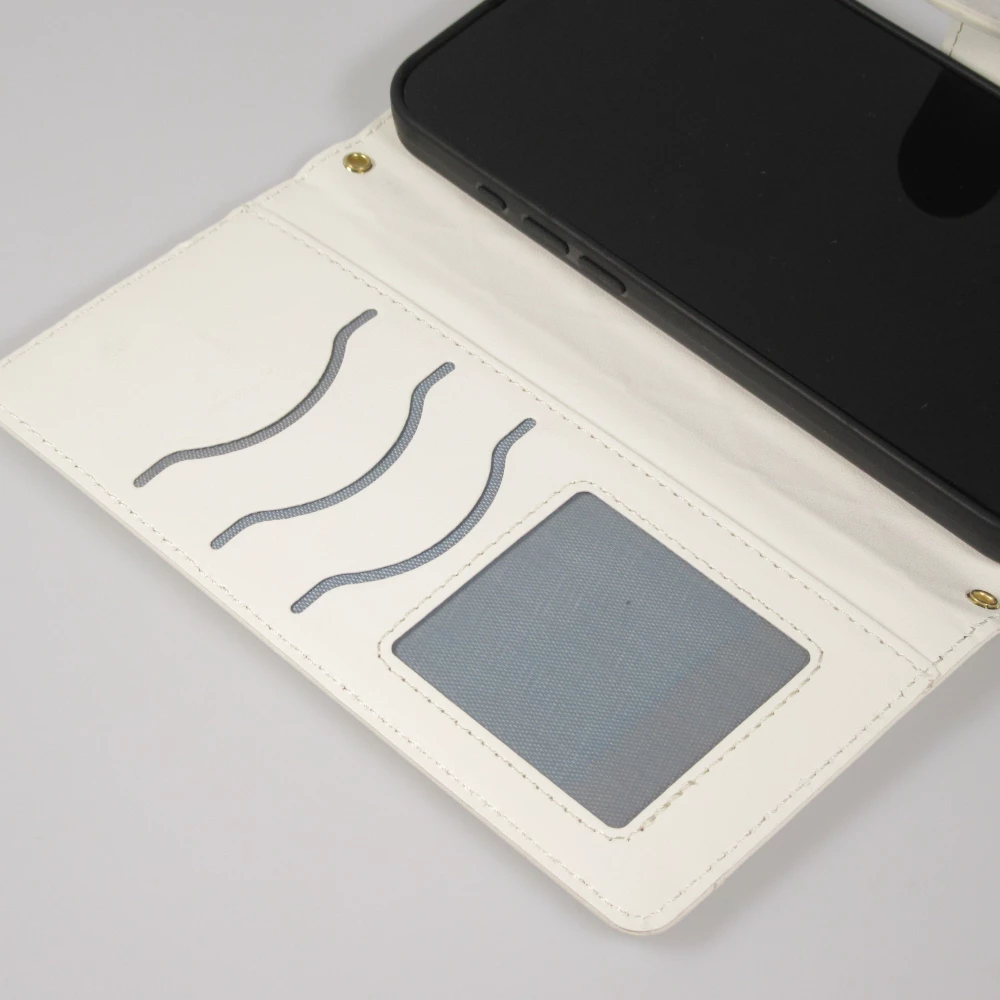 Fourre iPhone 16 Pro Max - Flip matelass&eacute; &eacute;l&eacute;gant avec fermeture magn&eacute;tique et lani&egrave;re et emplacements pour cartes - Blanc