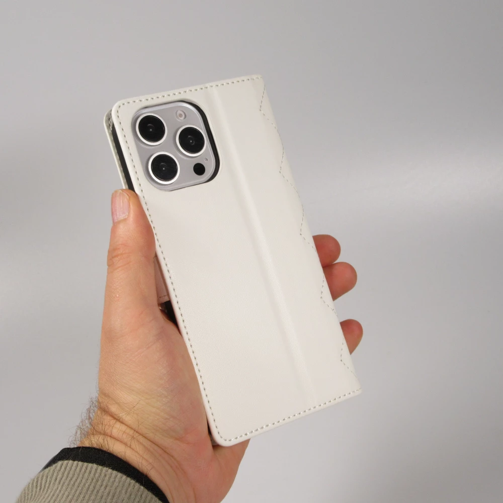 Fourre iPhone 16 Pro Max - Flip matelass&eacute; &eacute;l&eacute;gant avec fermeture magn&eacute;tique et lani&egrave;re et emplacements pour cartes - Blanc
