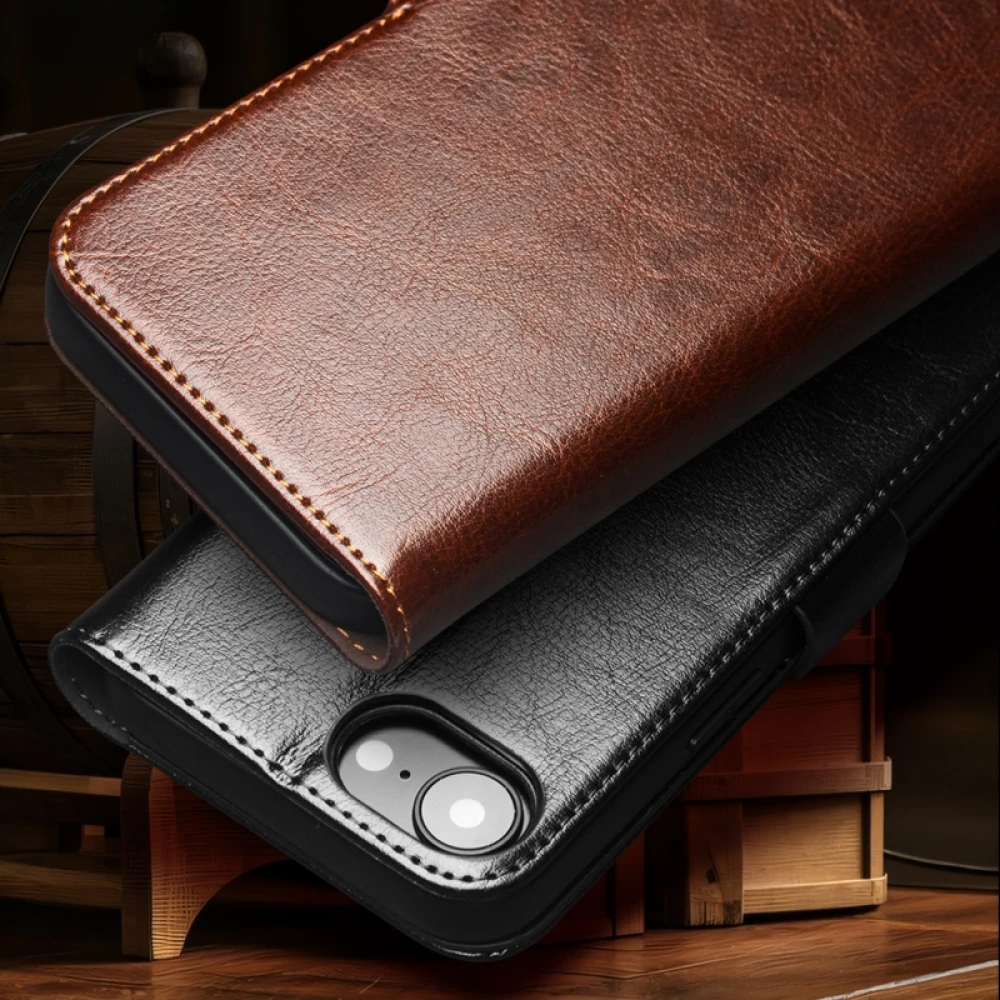 Fourre iPhone 17e / 16e - Flip Qialino cuir véritable avec fermeture magnétique - Brun