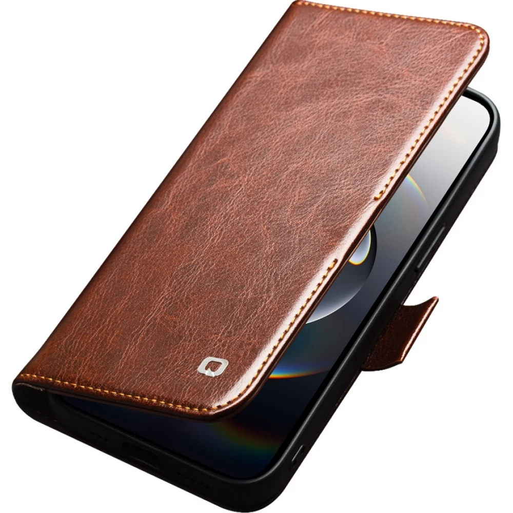 Fourre iPhone 17e / 16e - Flip Qialino cuir véritable avec fermeture magnétique - Brun